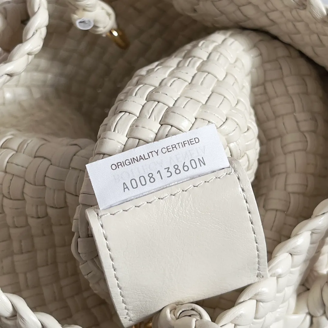 Batch 3760 BV collectible small woven handbags are really YYDS!! Bottega Veneta’s most classic small woven handbags are back! ! We use the highest quality leather with the highest craftsmanship❤️ to create the most expensive works. We have created the Intrecciato leather weaving process❤️ This unique traditional exclusive leather weaving method has not only become our logo but also reflects the time-consuming and labor-intensive craftsmanship of our products❤️ The new TOSCA handbag must be a selection worth collecting🆕 Style number: 776755 Size: 20*15.5*7cm